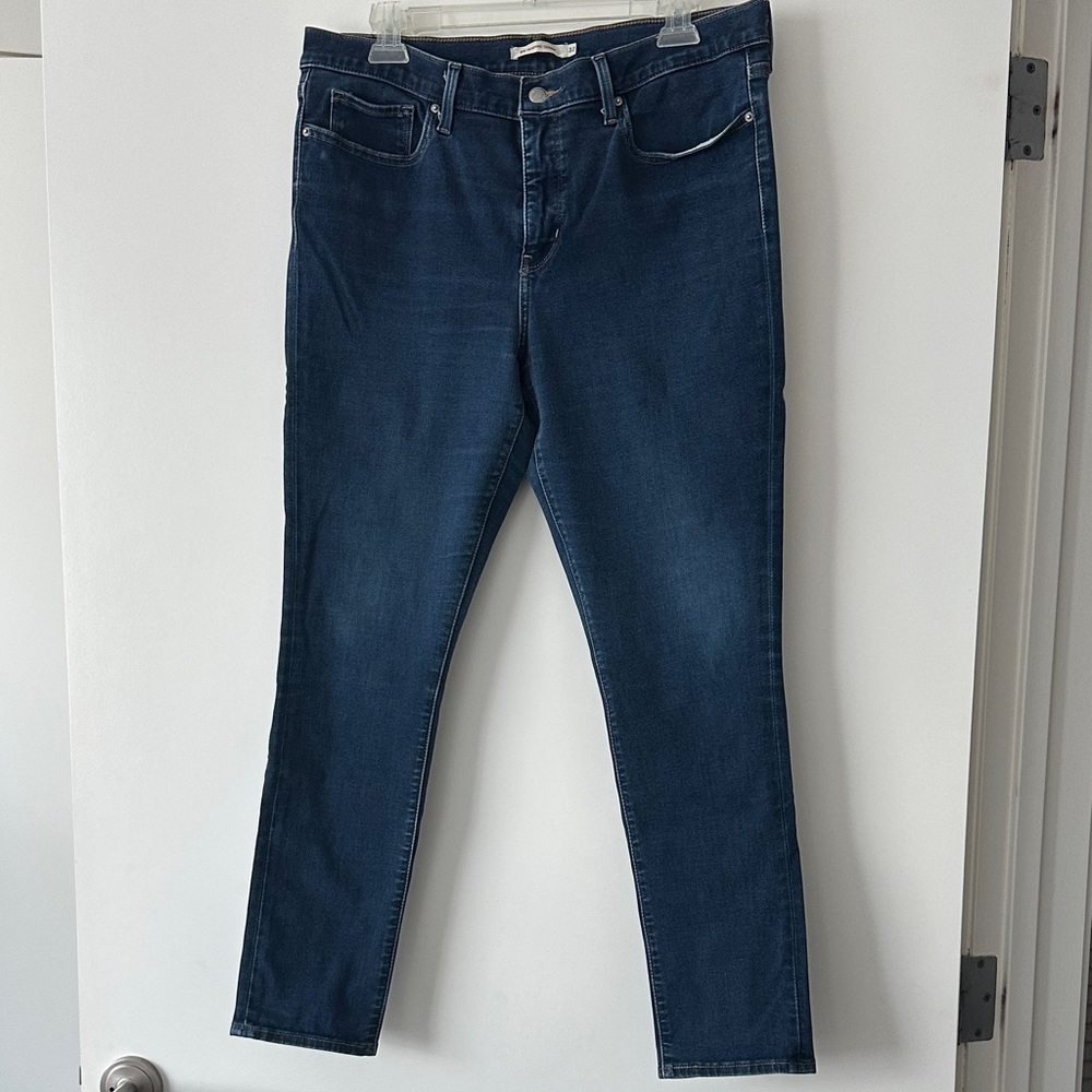 EUC Levi's Women's 311 Shaping Skinny Jeans - Dark Blue Wash / Size 32 - Picture 5 of 7
